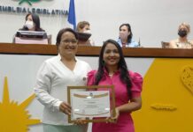 Em sessão solene, deputada Vanda homenageia enfermeira Nezita, prefeita de Monte Santo